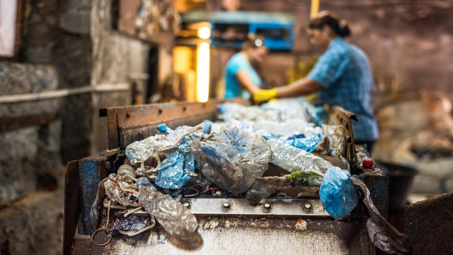 Lixo plástico em uma correia transportadora na fábrica de reciclagem