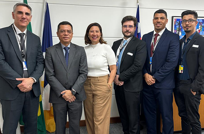 Foto com equipe do TRT-10 e Banco do Brasil e o acordo de cooperação técnica