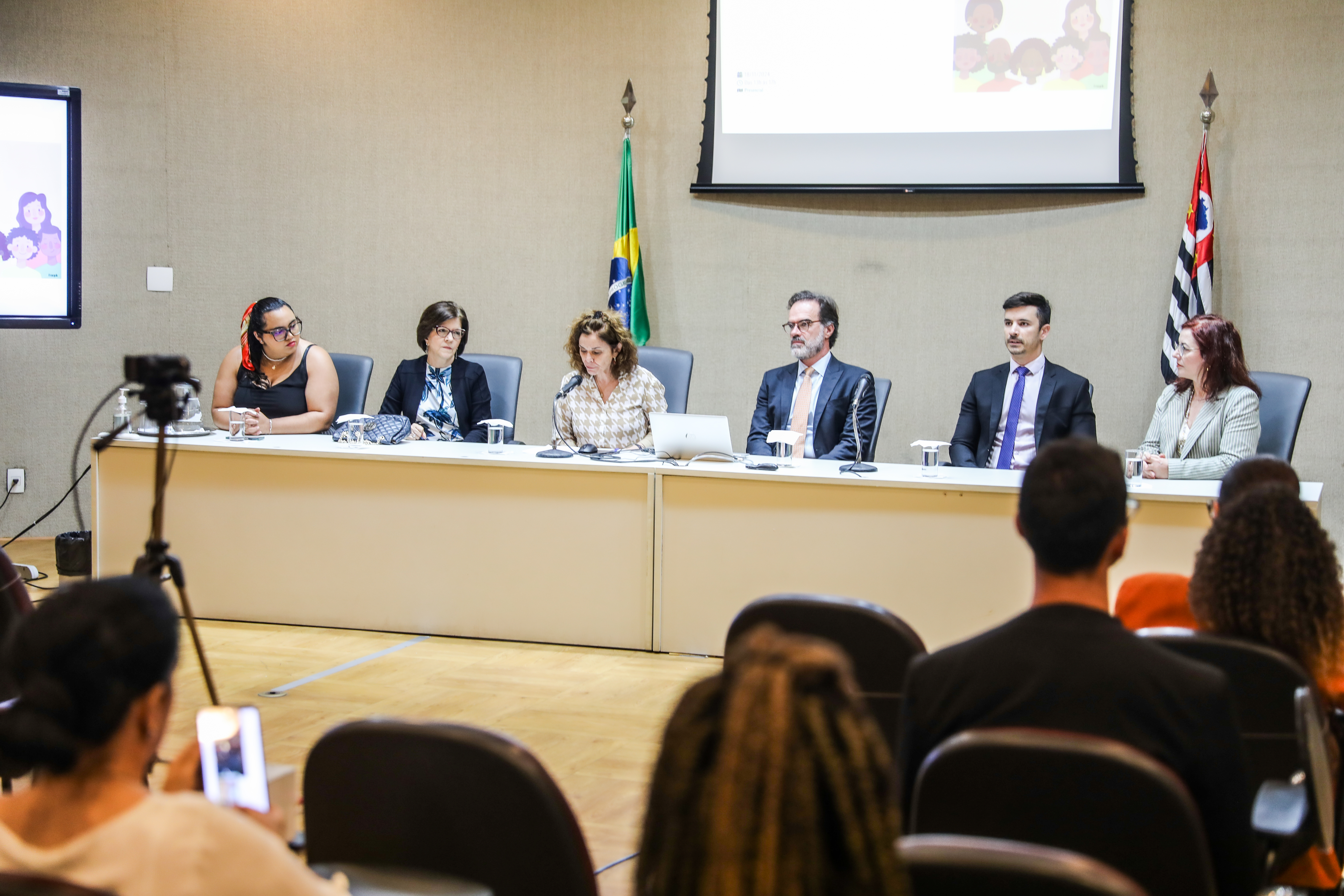 Fotografia da mesa com integrantes da 2ª Região do TRT (SP) no pacto nacional pela equidade racial 