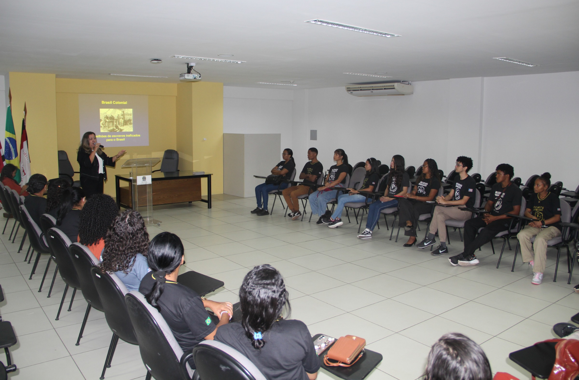 Fotografia com palestrante e participantes da iniciativa ''Caminhos da Liberdade'' do TRT-16 (MA) 