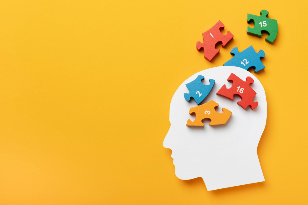 Ilustração de fundo amarelo com uma cabeça humana de perfil e algumas peças de quebra-cabeças se formando na cabeça.
