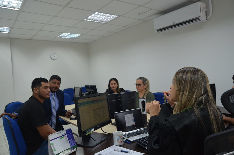 Imagem de audiência presencial realizada em vara do trabalho do TRT-11