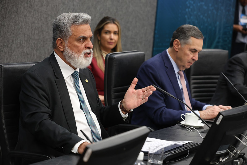 Presidente do TST Lelio Bentes Corrêa falando ao microfone.