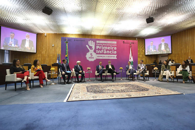 Foto do plenário na abertura do seminário.