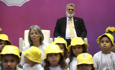 Ministro Lelio Bentes com crianças pequenas, todas de chapeuznho amarelo