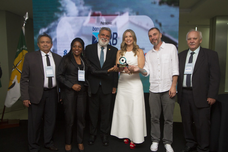 Pessoas posadas com o troféus das startups.