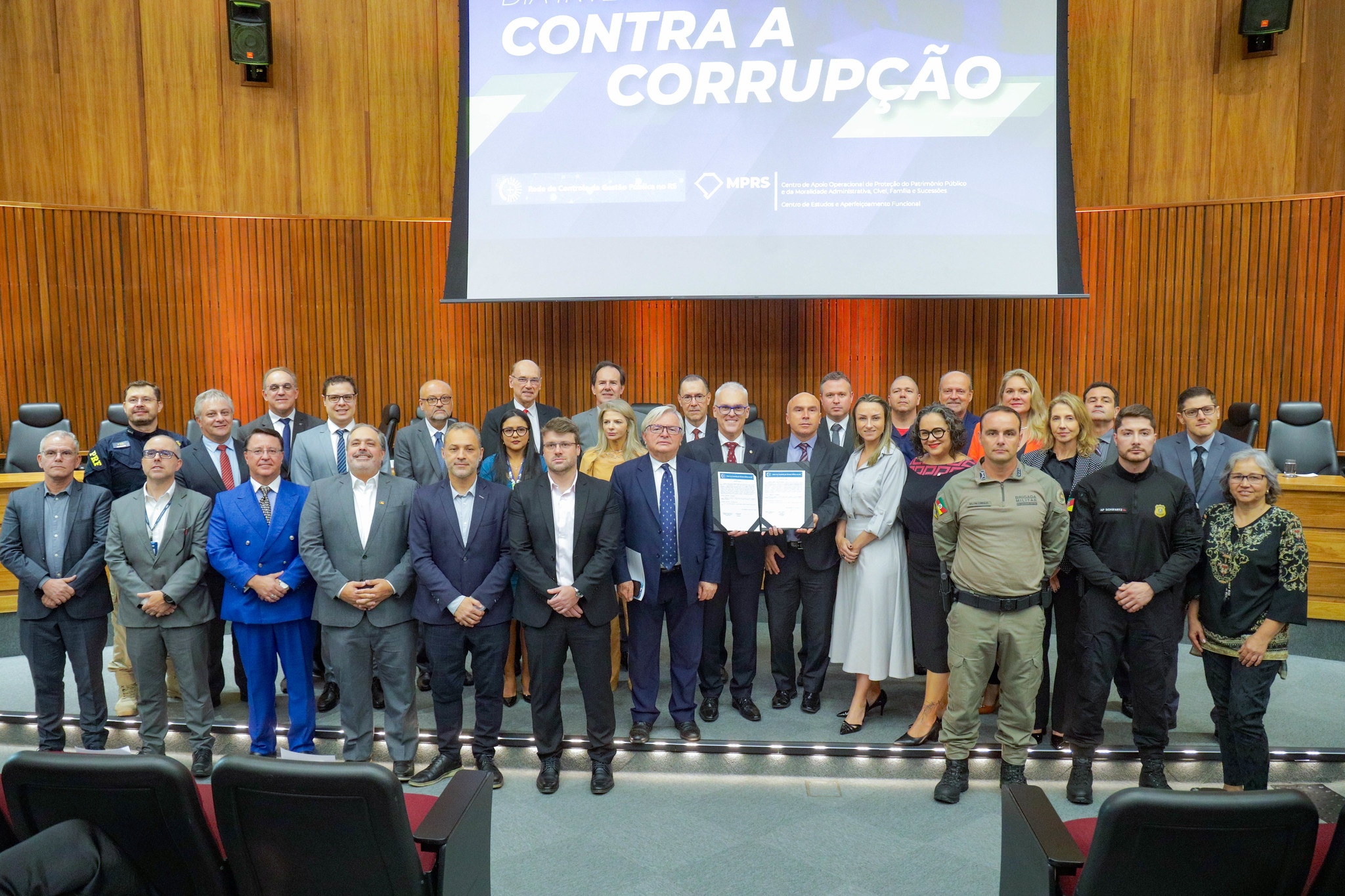 Fotografia com participantes da assinatura do novo termo de acordo de cooperação no TRT-4 (RS) 