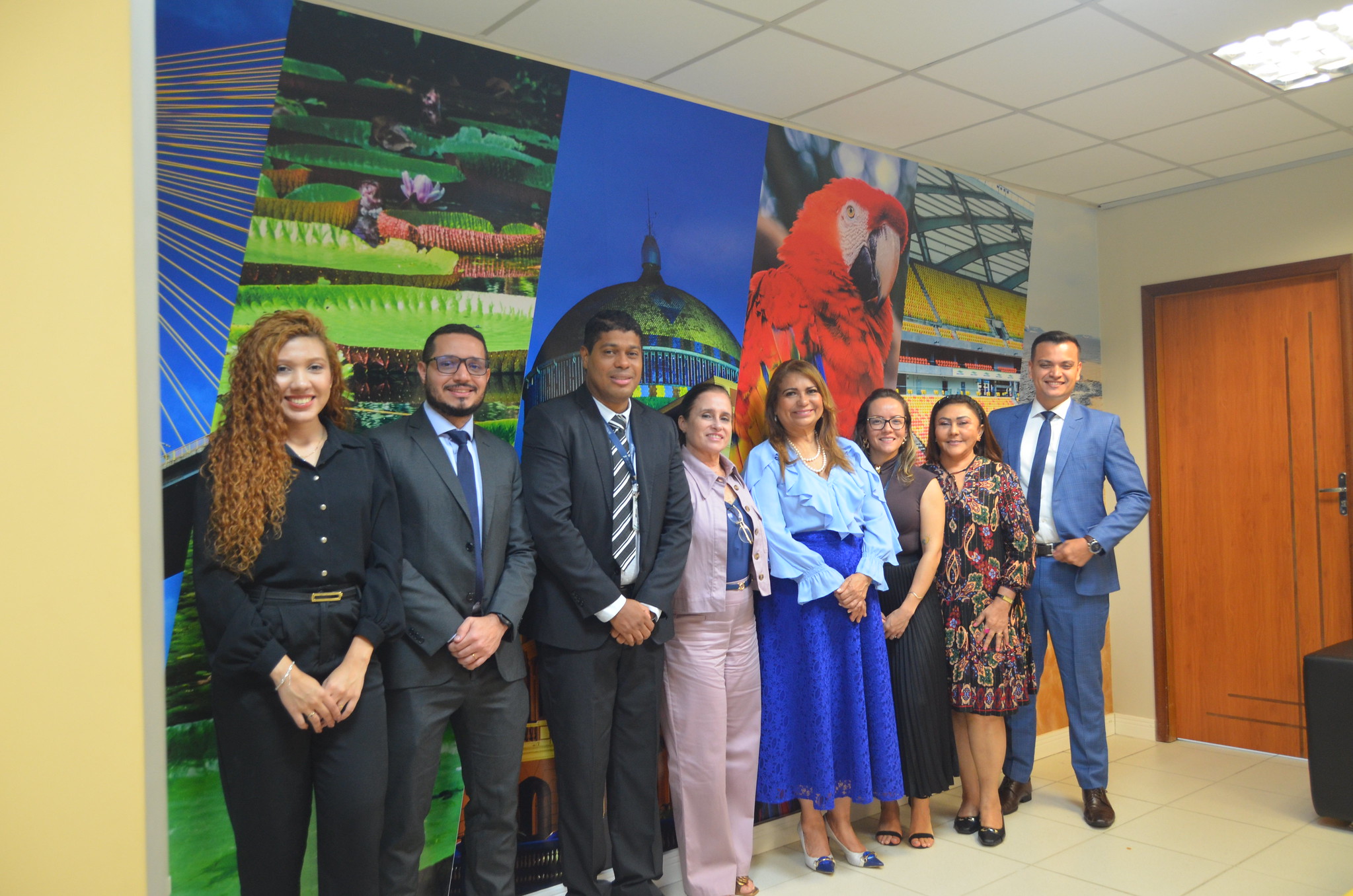 Fotografia com os representantes do sindicato dos trabalhadores de saúde e da Unimed Manaus no TRT-11