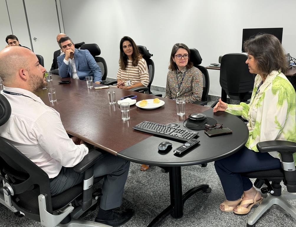 Imagem apresenta uma mesa redonda de conversas sobre manutenção predial