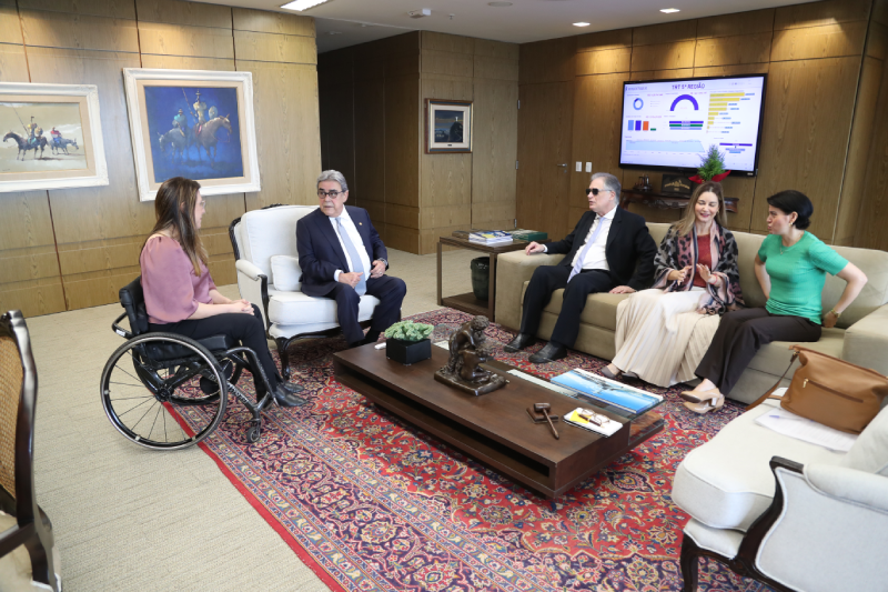 Foto do gabinete do presidente. O ministro e os convidados estão em um sofá.