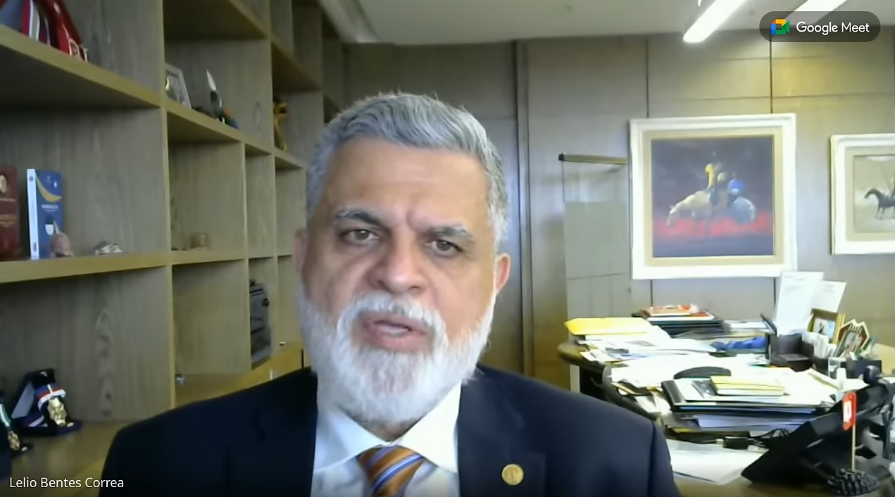 Print da tela com o ministro Lelio. Homem parto com barba e cabelos brancos