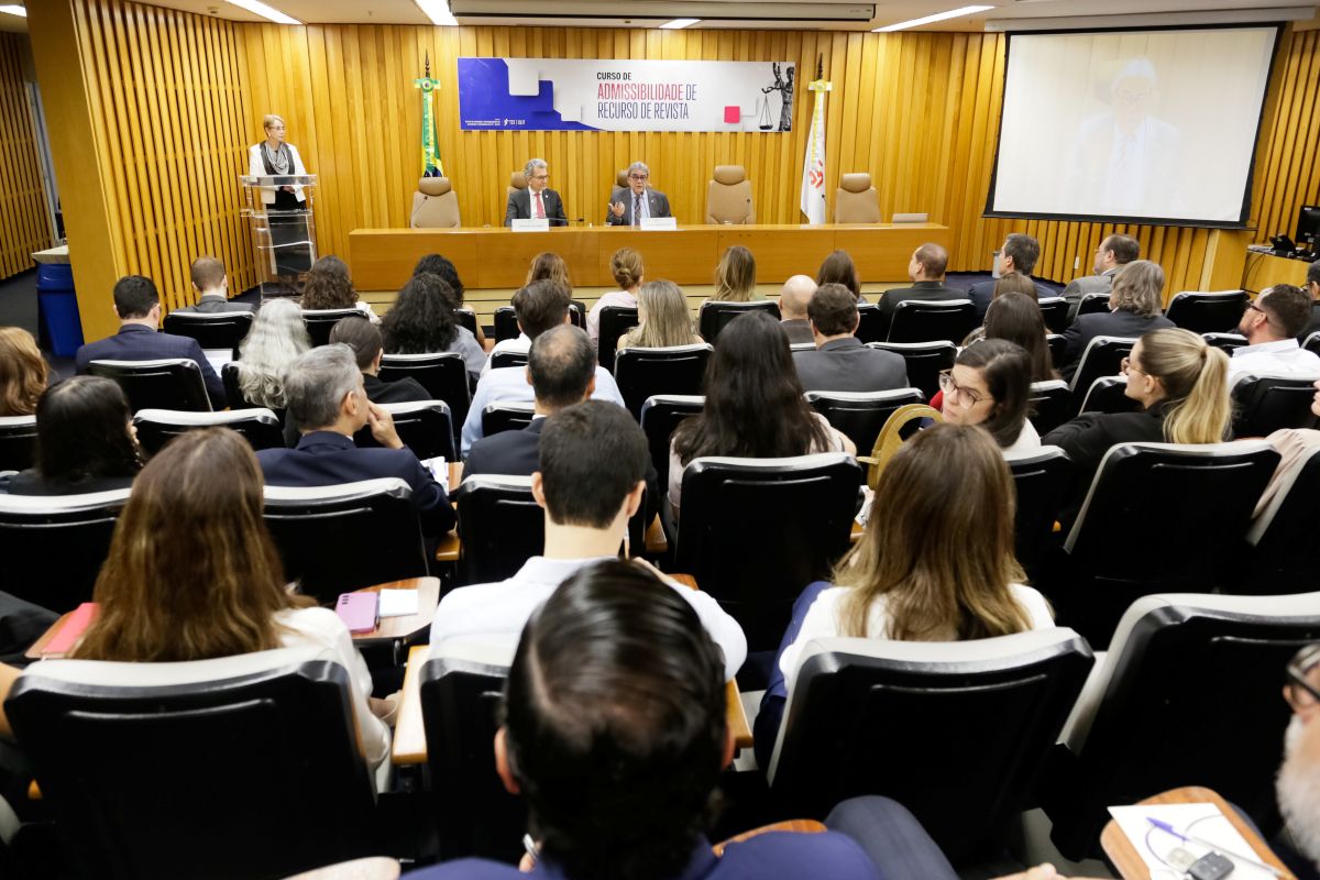 Abertura do curso de admissibilidade de recurso de revista. Em um pequeno auditório no TST, os ministros Aloysio Corrêa da Veiga e Alexandre Ramos estão sentados na mesa de abertura. 