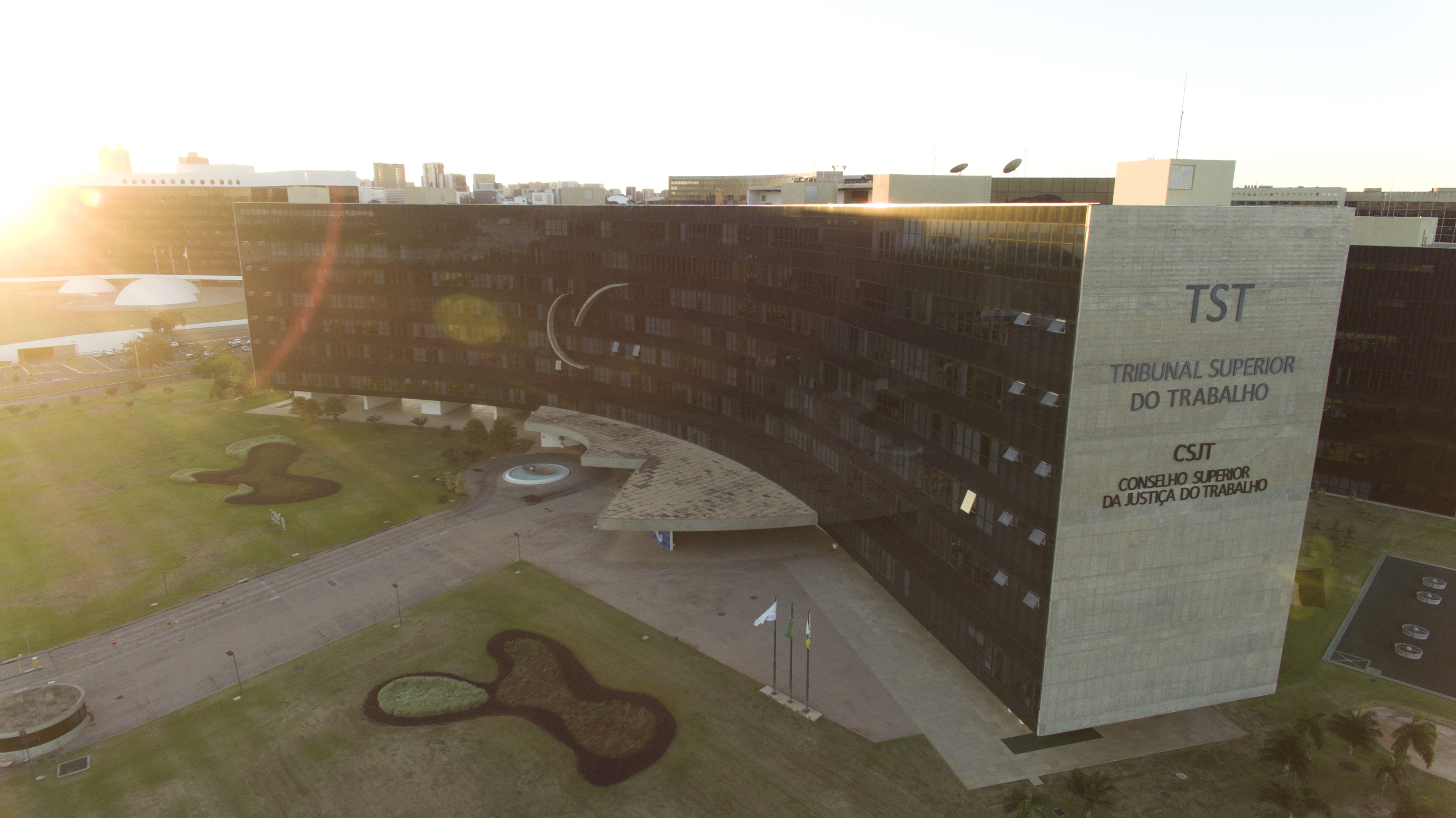 Imagem aérea da fachada lateral do prédio do TST e do CSJT.