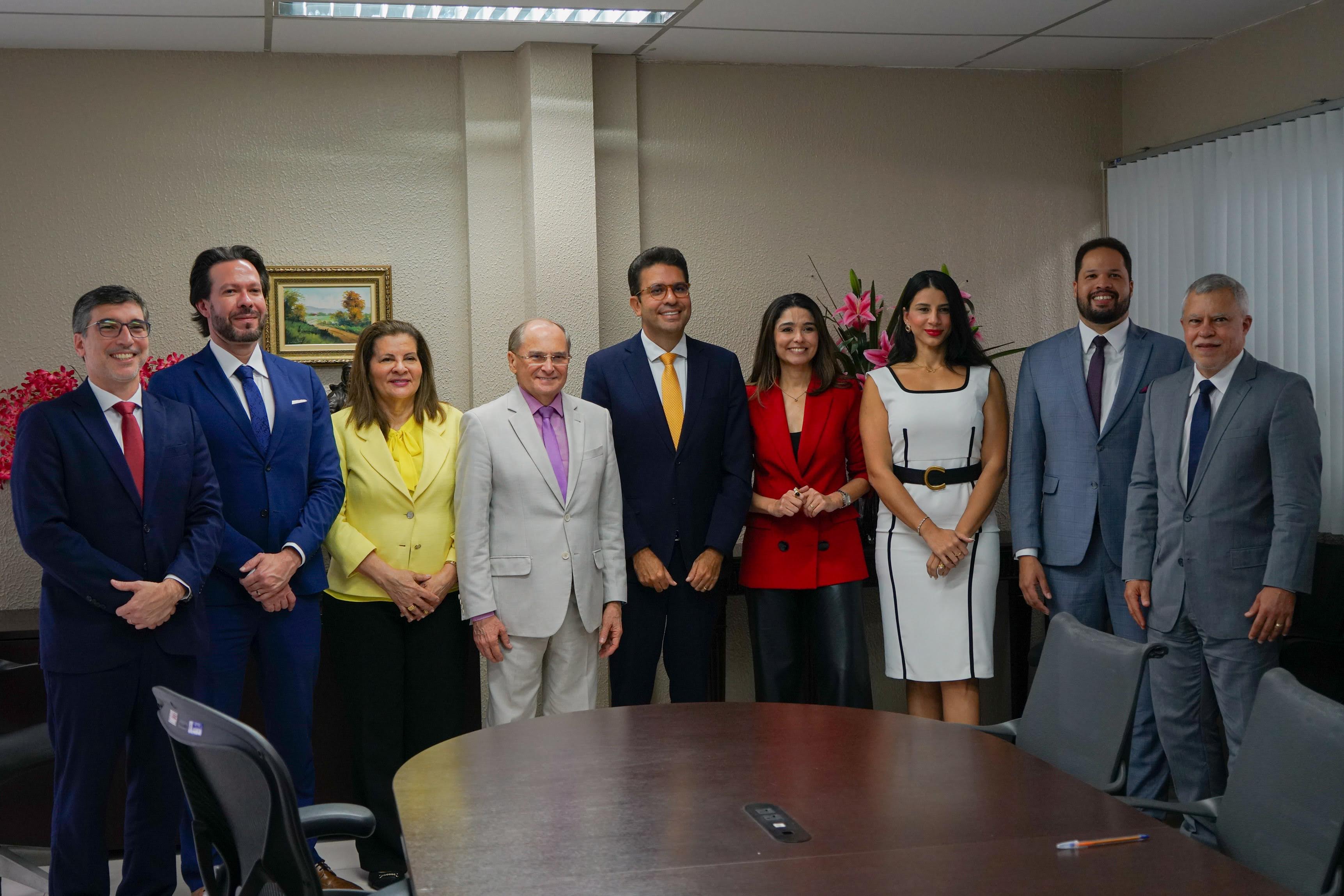 Fotografia com representantes dos quatro ramos do Judiciário cearense que assinaram o Termo de Cooperação Judiciária.