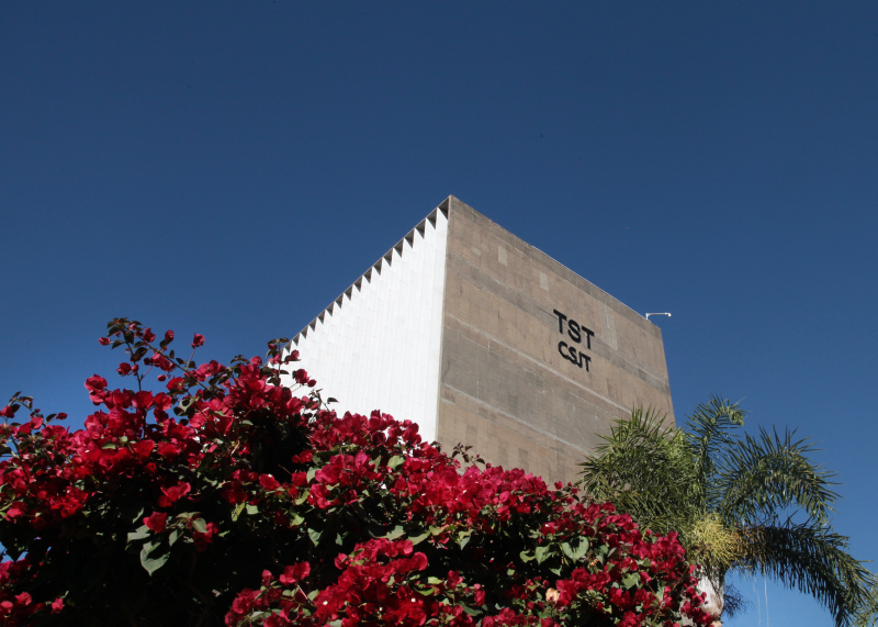 Fachada do TST e do CSJT em perspectiva de baixo pra cima.