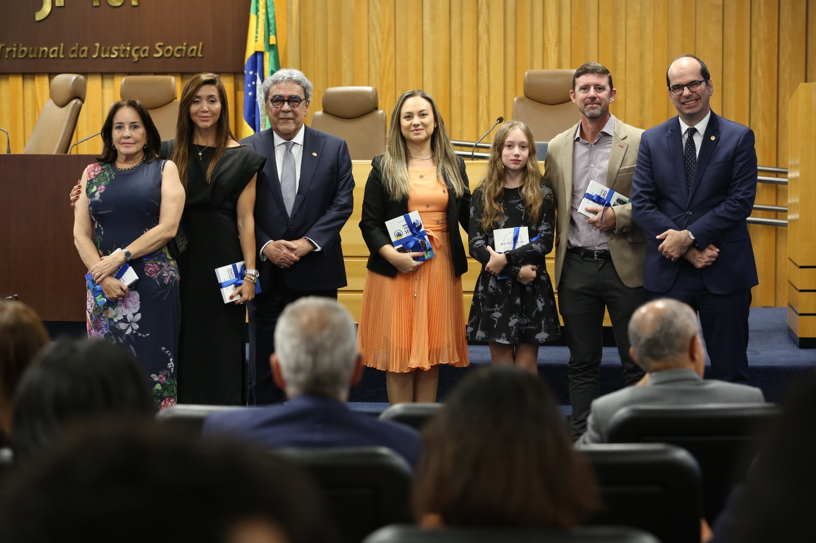 Familiares posados segurando a edição impressa da revista e posando para a foto com o ministros Aloysio e Balazeiro