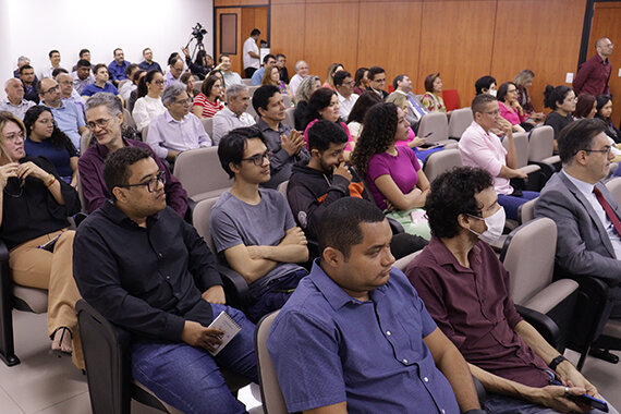 Magistrados e servidores no lançamento de livro no TRT-22