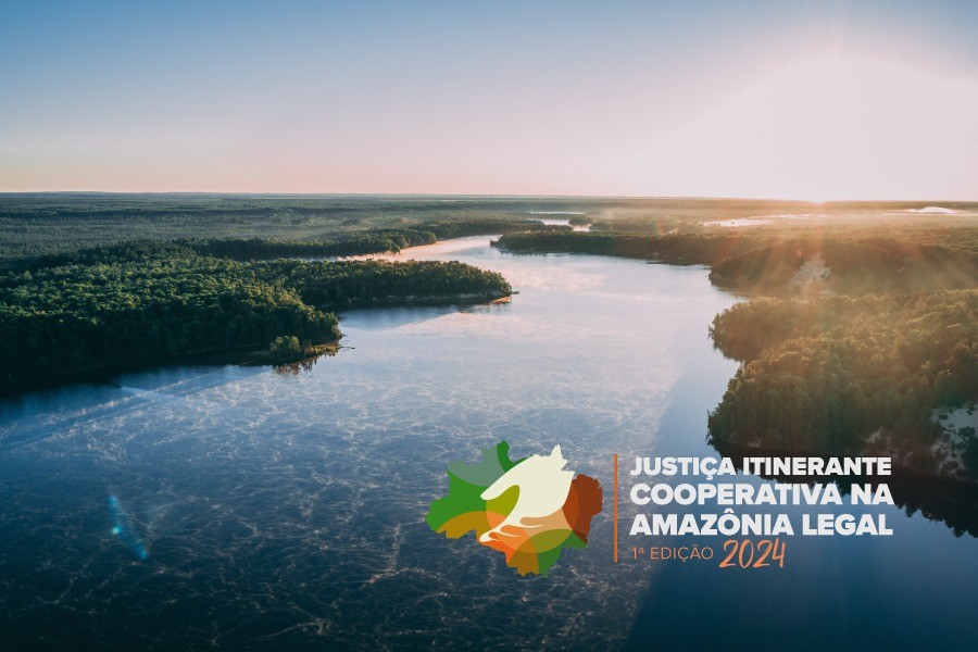 Imagem aérea de rio na região amazônica com logomarca e texto do projeto Justiça Itinerante Cooperativa na Amazônia Legal 1ª Edição 2024.