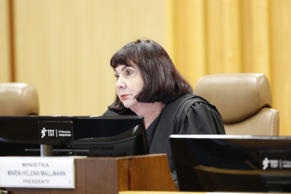 Foto da ministra Mallmann durante uma sessão de julgamento no TST.