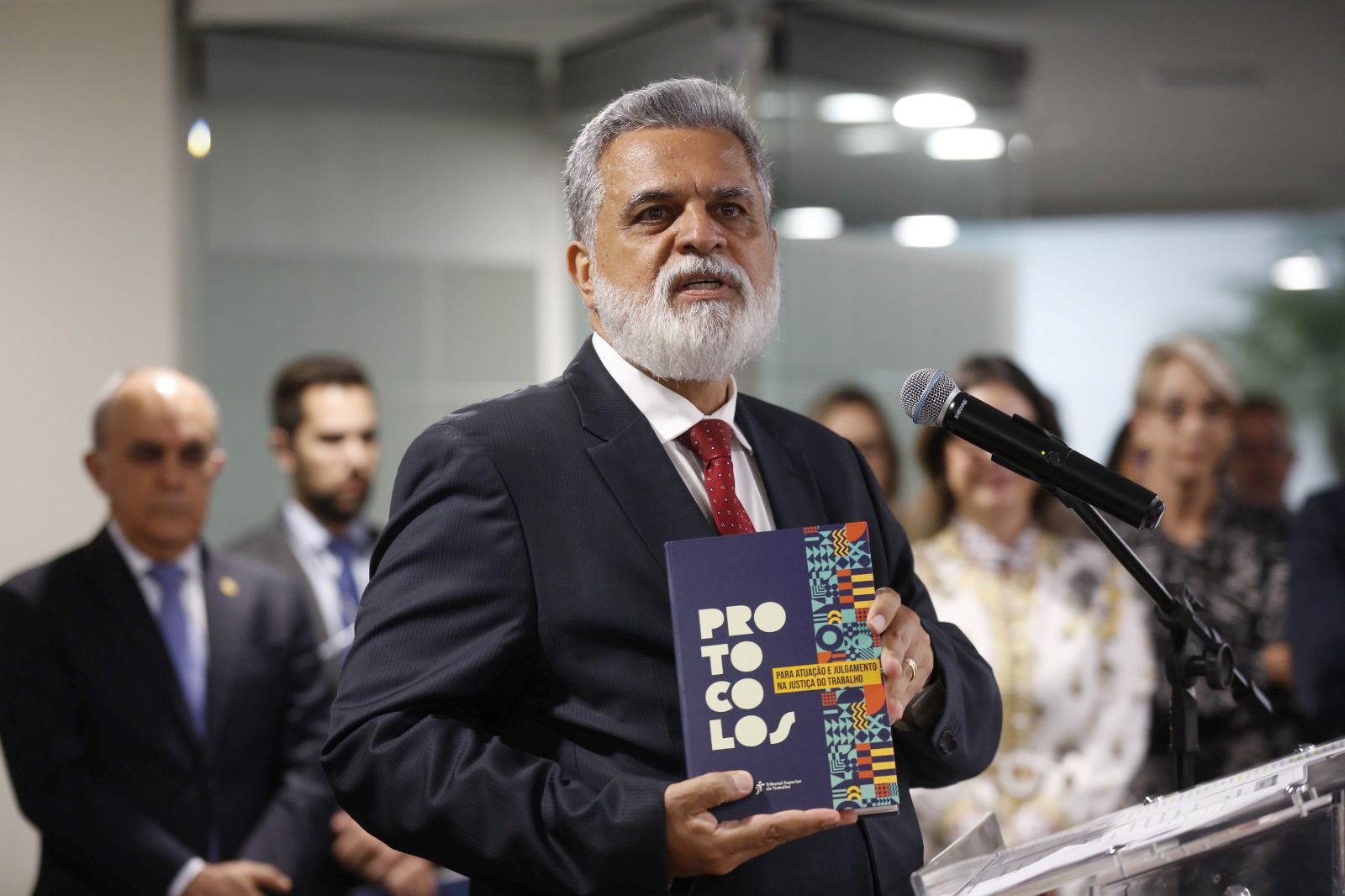 Ministro Lelio segurando um exemplar do protocolo durante o lançamento.