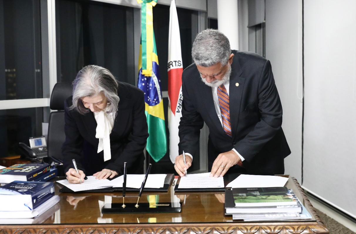 Ministra Carmem Lucia e o ministro Lelio assinando o acordo no gabinete da ministra.