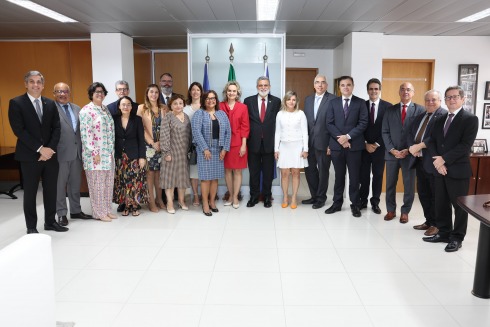 Ministro Lelio Bentes Corrêa e integrantes do TRT-6 em visita institucional