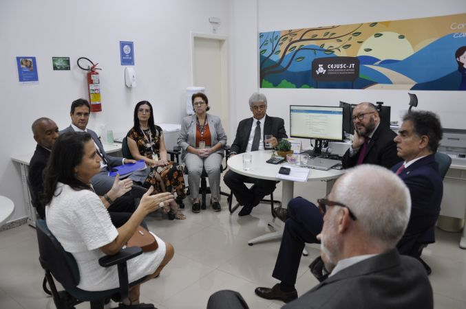 Foto das equipes do TRT-20 e da corregedoria no Cejusc do tribunal.