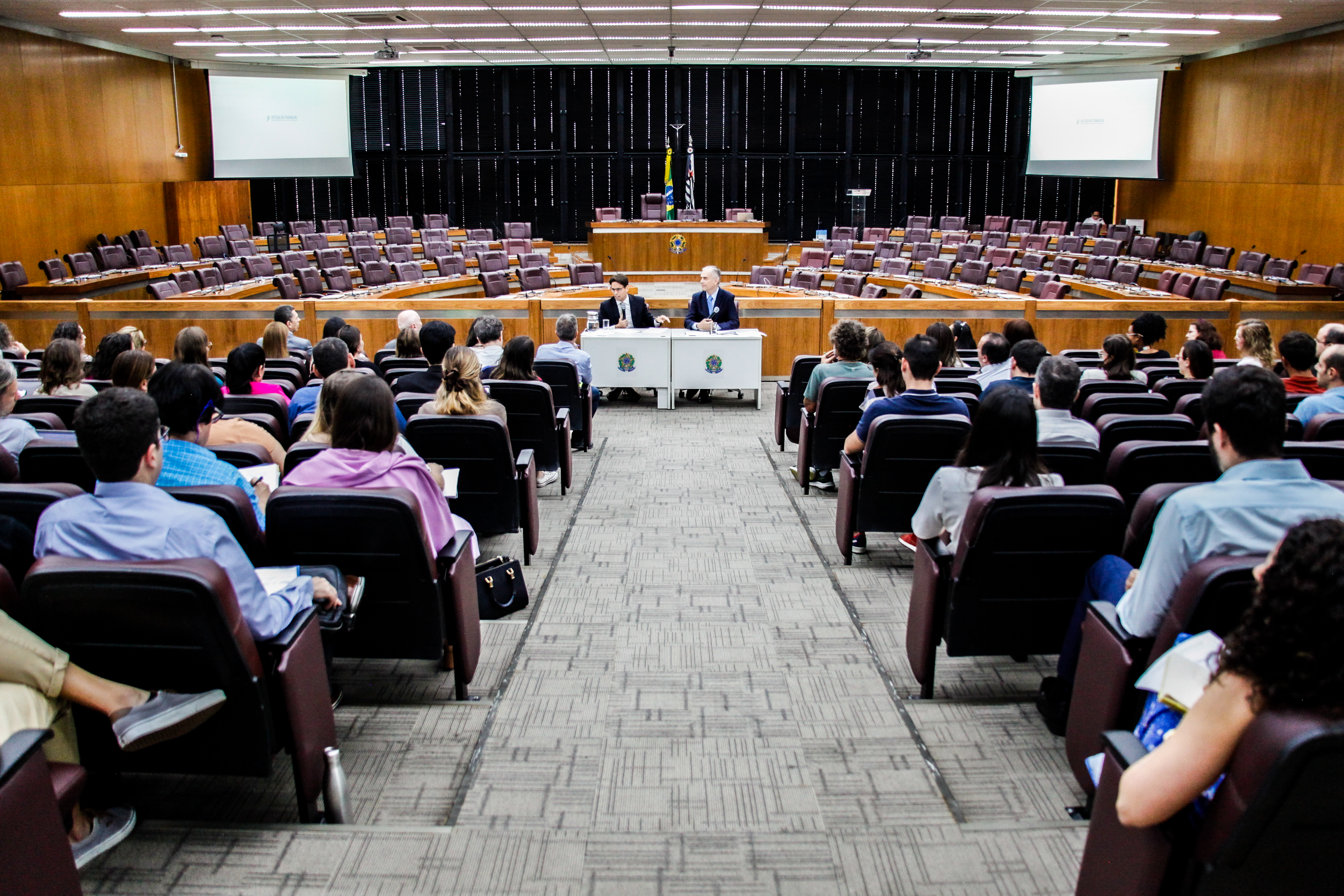 Fotografia sobre Seção Especializada no TRT-2 (SP)