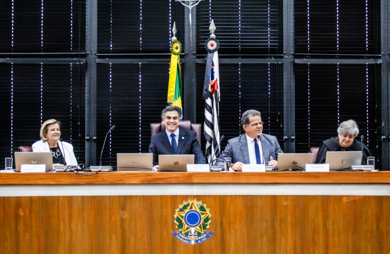 Foto da mesa do plenário do TRT. O ministro Vieira estão ao centro, acompanhando pela administração do TRT-SP