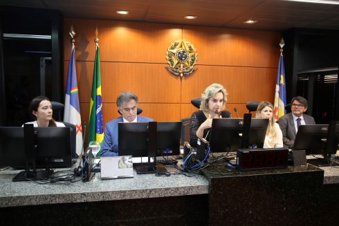 Foto do plenário com o ministro e dirigentes do TRT-6.