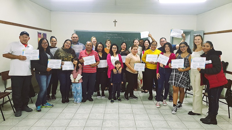 Fotografia com a primeira turma de imigrantes em Curitiba, Paraná, no projeto para o TRT-9 (PR) 