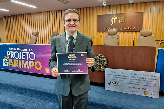 Foto de servidor que recebeu certificação em nome do TRT-22