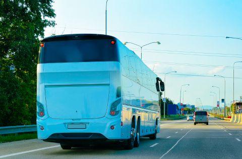 Fotografia da traseira de um ônibus para relacionar com a campanha realizada contra o assédio eleitoral pelo TRT-23 (MT)