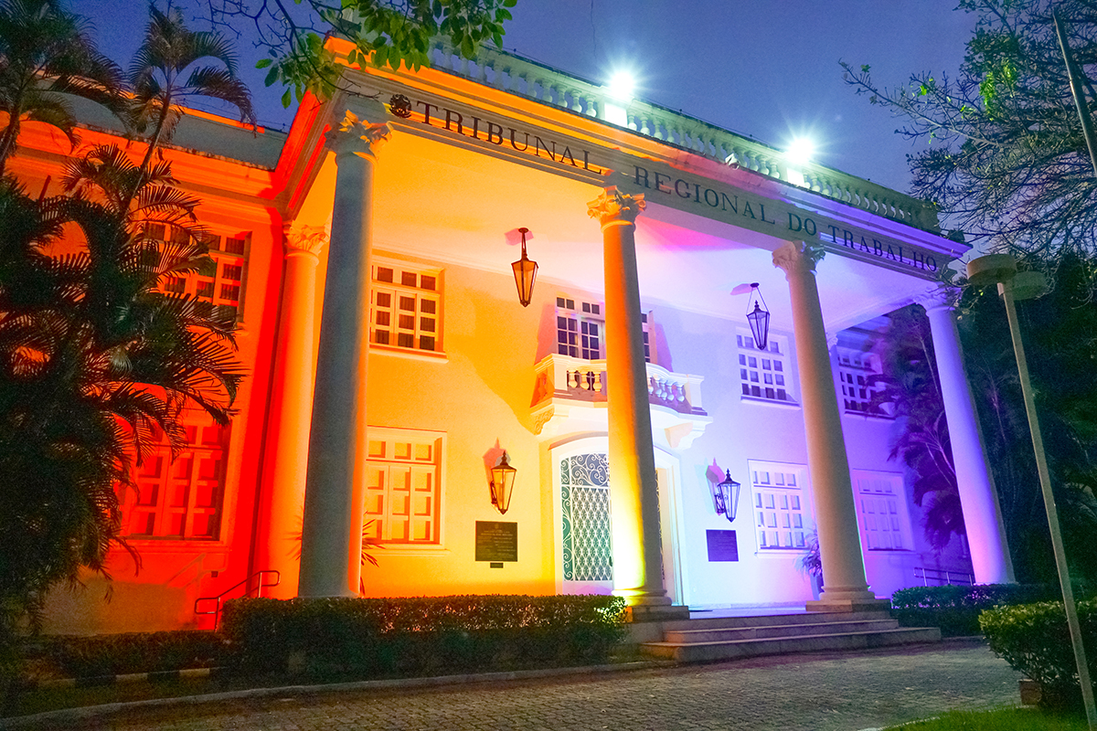 Mês do Orgulho: sede do TRT-CE ilumina-se com cores do arco-íris em respeito à diversidade