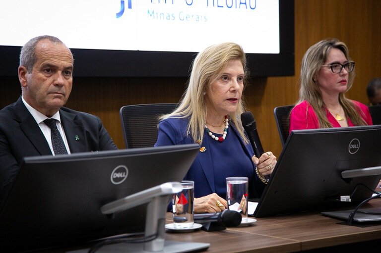 Fotografia referente à abertura do 2º Seminário de Trabalho Decente no TRT-3 (MG) e a presença de duas mulheres e um homem 