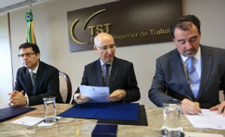 CSJT assina acordo com bancos oficiais e garante orçamento para 2017